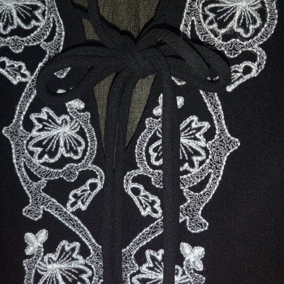 WALTER BAKER Black Sheer Top with White Decorative Accent Women's M - Picture 4 of 7